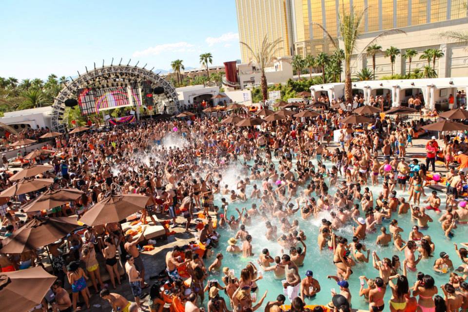 Las Vegas pool clubs invite you to party by the moonlight - Las